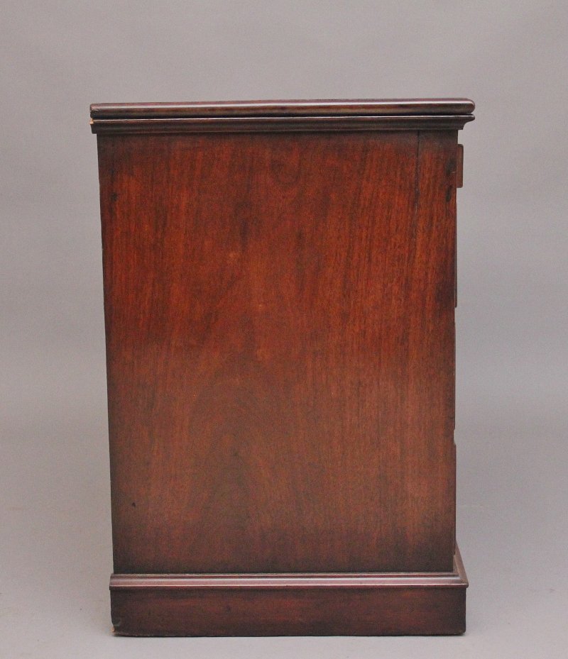 Early 19th Century Mahogany Kneehole Desk