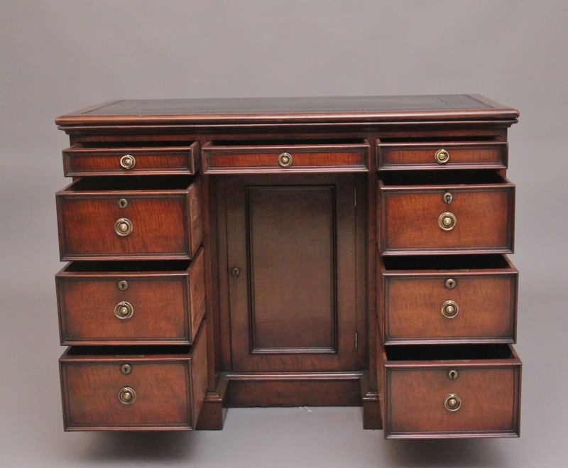 Early 19th Century Mahogany Kneehole Desk