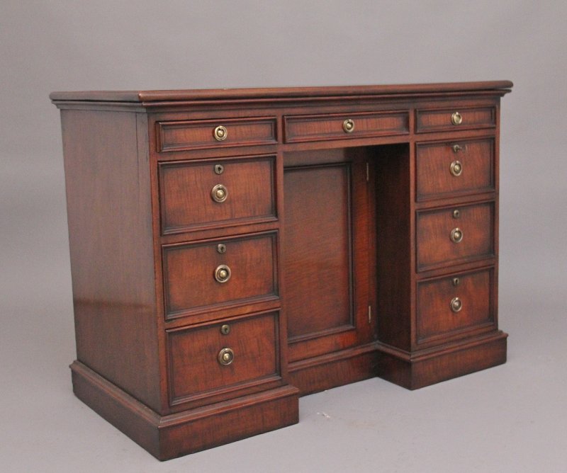 Early 19th Century Mahogany Kneehole Desk