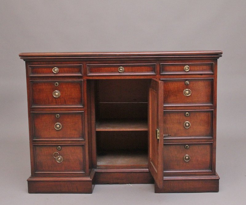 Early 19th Century Mahogany Kneehole Desk