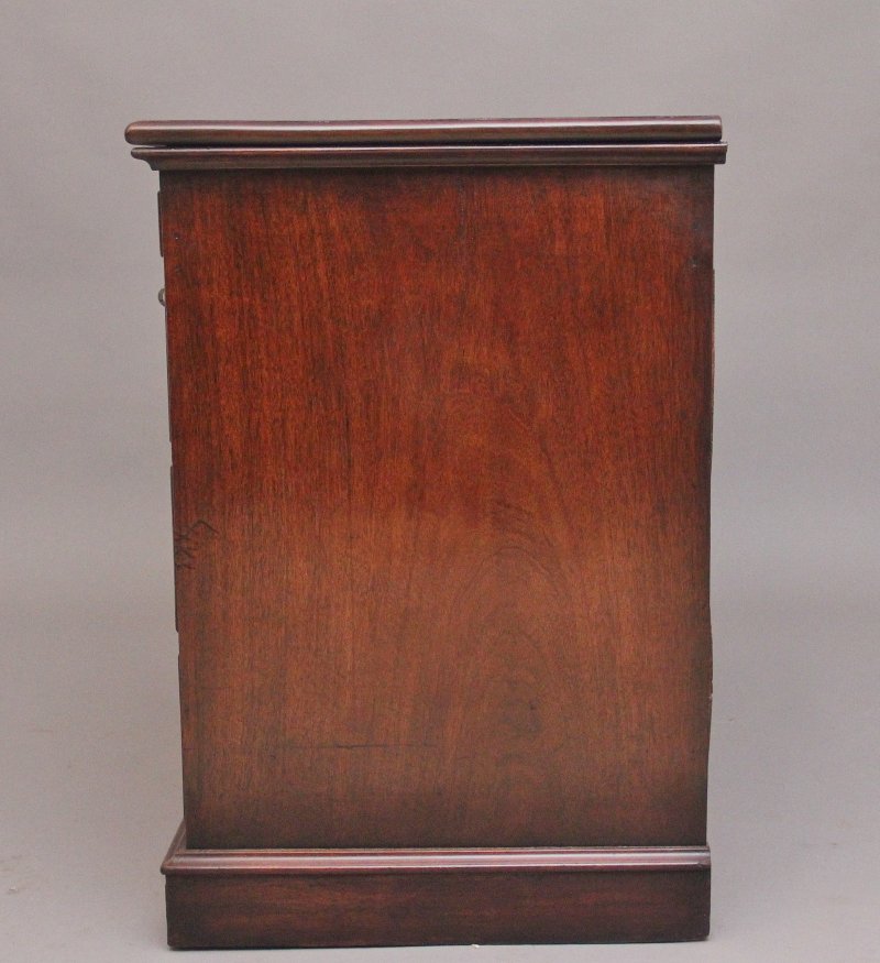 Early 19th Century Mahogany Kneehole Desk