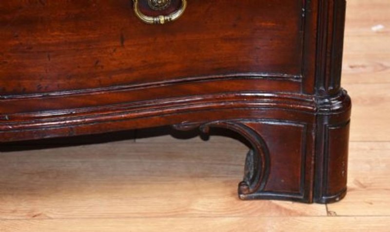 18th Century Mahogany Serpentine Chest Of Drawers
