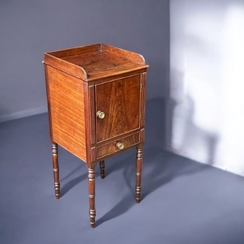A Fine Quality Regency Period Gillows (attrib) Mahogany Bedside Cupboard.