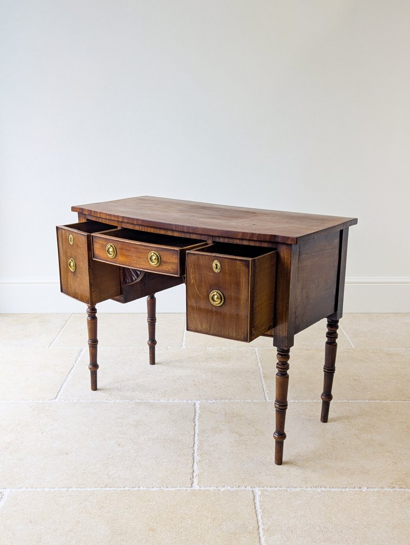Antique Late Georgian Mahogany Bow Front Kneehole Dressing Table c.1800