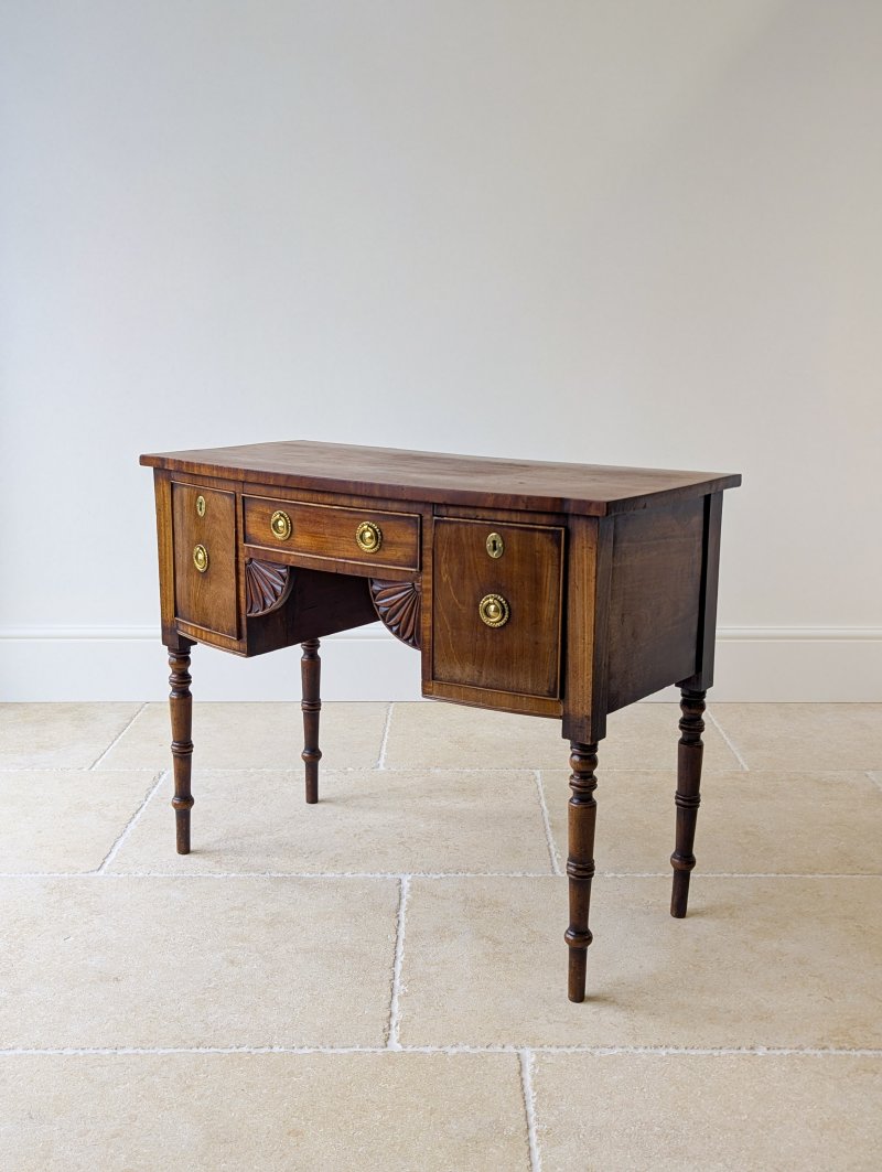 Antique Late Georgian Mahogany Bow Front Kneehole Dressing Table c.1800