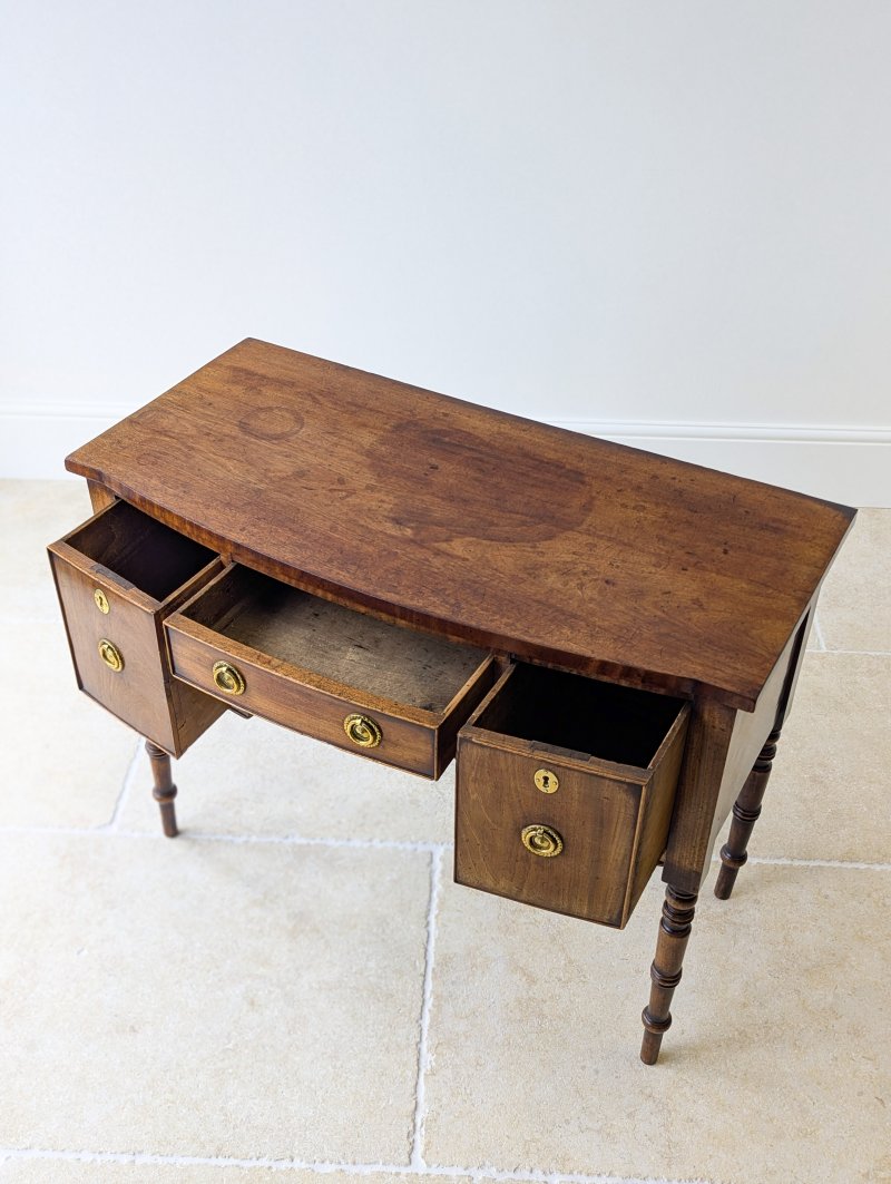 Antique Late Georgian Mahogany Bow Front Kneehole Dressing Table c.1800