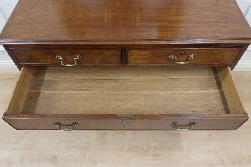 Georgian Mahogany Chest of Drawers Attributed to Gillows