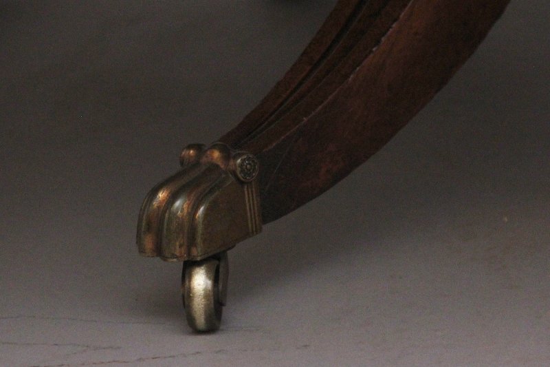 Early 19th Century mahogany three pedestal dining