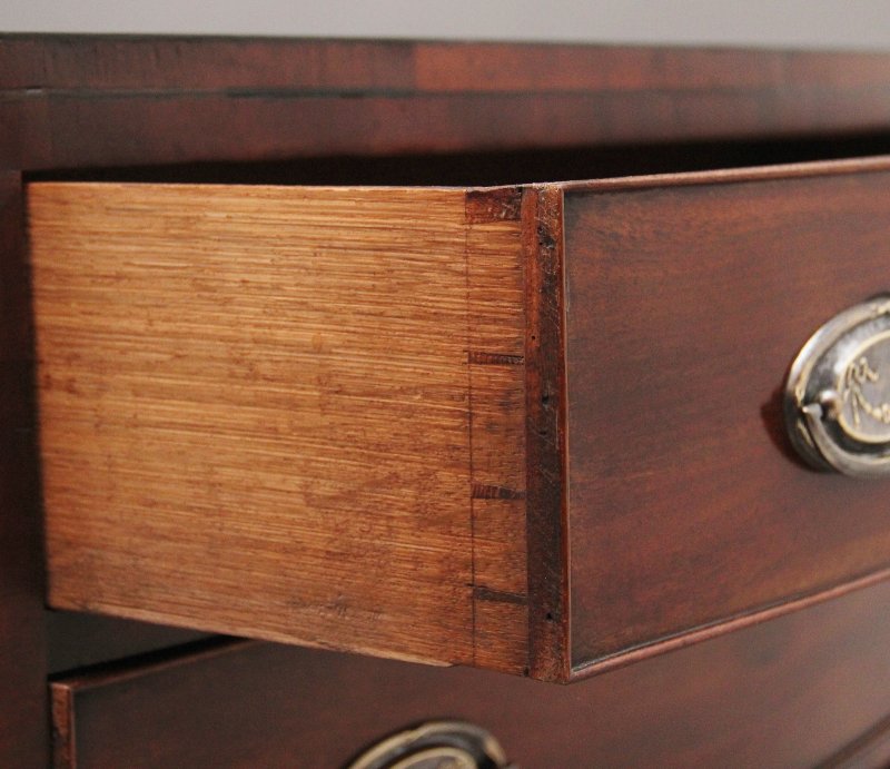 19TH CENTURY MAHOGANY CHEST OF DRAWERS