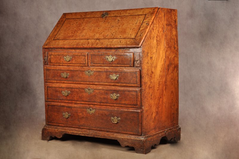 Exceptional Early 18th Century Burr Elm Bureau