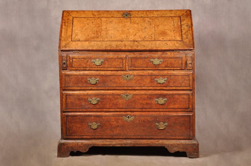 Exceptional Early 18th Century Burr Elm Bureau