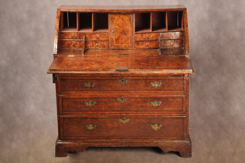 Exceptional Early 18th Century Burr Elm Bureau