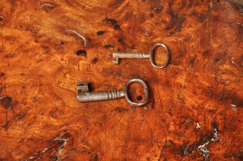 Exceptional Early 18th Century Burr Elm Bureau