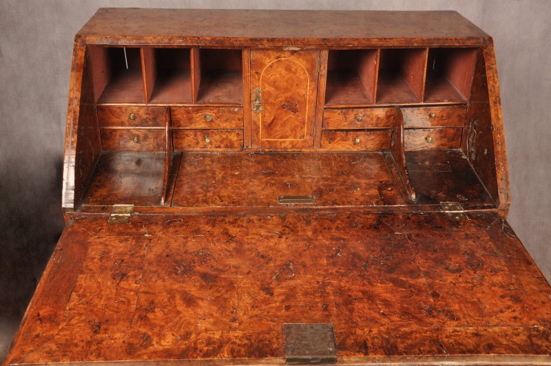 Exceptional Early 18th Century Burr Elm Bureau