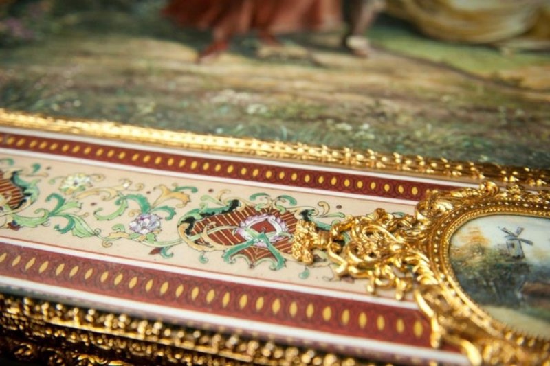 20th Century Italian Hand Painted Porcelain Majolica And Glass Table