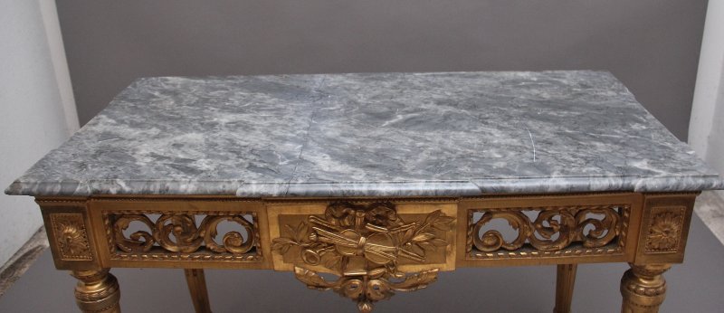 A superb quality 18th Century Italian giltwood console table