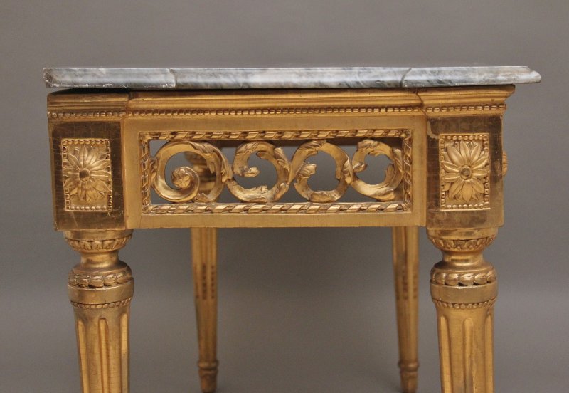 A superb quality 18th Century Italian giltwood console table