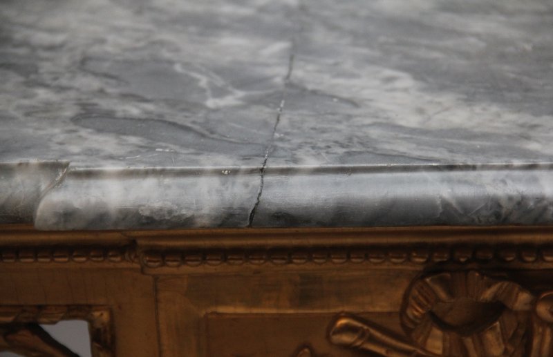 A superb quality 18th Century Italian giltwood console table