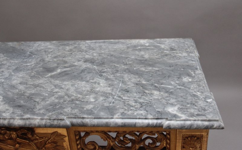 A superb quality 18th Century Italian giltwood console table