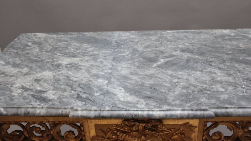 A superb quality 18th Century Italian giltwood console table