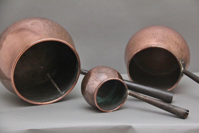 A set of three Victorian copper saucepans