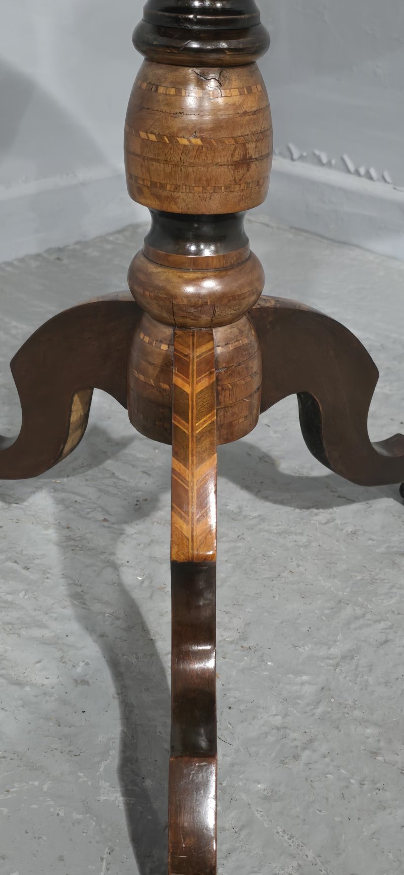 Italian Specimen Table