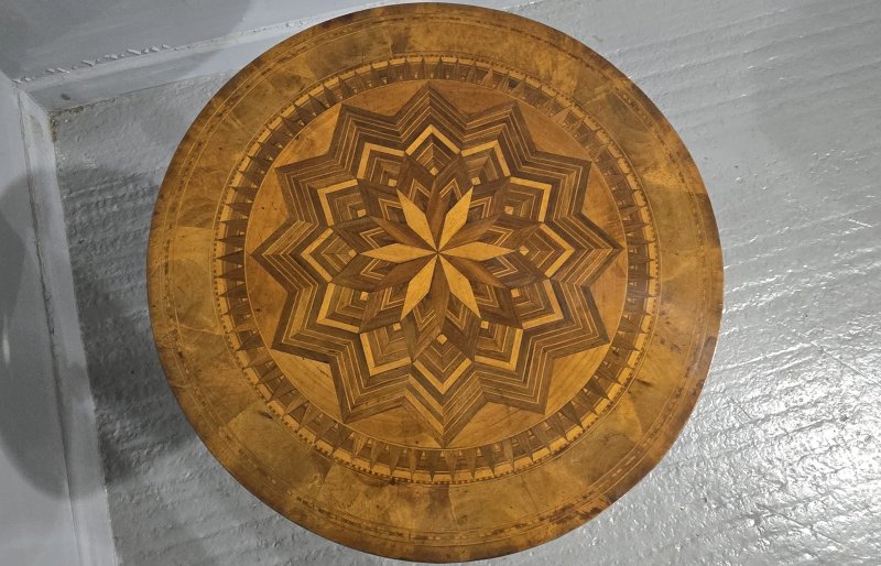 Italian Specimen Table