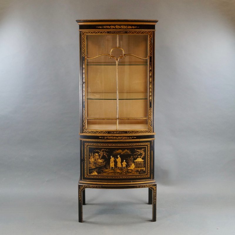 A Decorative Chinoiserie Vitrine