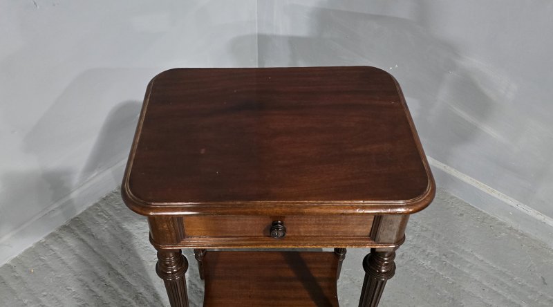 Lovely Victorian Mahogany Lamp Table