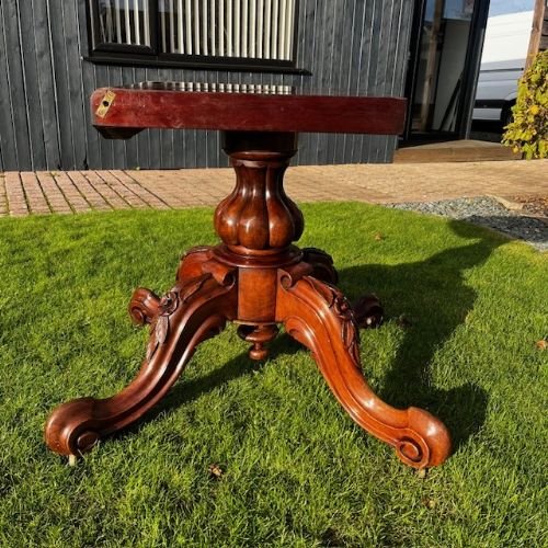 A Fine Quality Victorian Period Burr Walnut Antique Dining Table