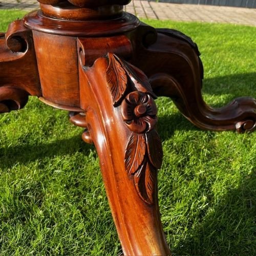 A Fine Quality Victorian Period Burr Walnut Antique Dining Table