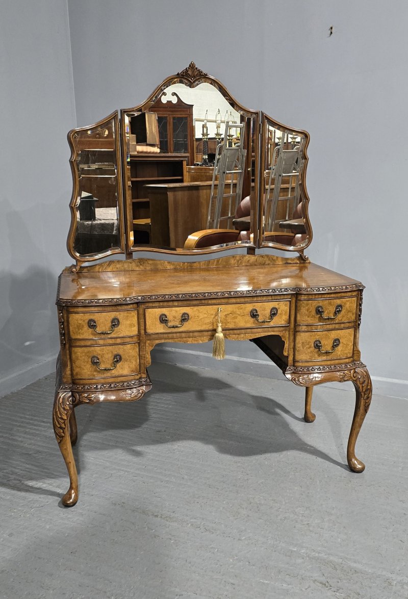 Stunning Queen Anne  Burr Walnut Dressing Table
