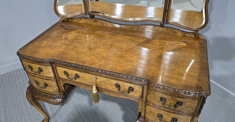 Stunning Queen Anne  Burr Walnut Dressing Table