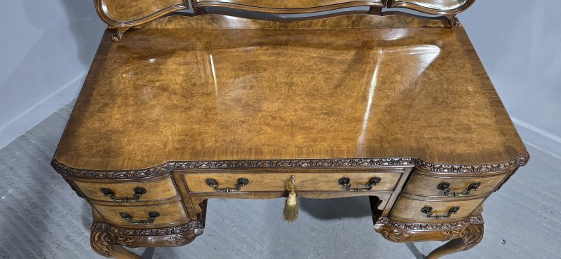 Stunning Queen Anne  Burr Walnut Dressing Table