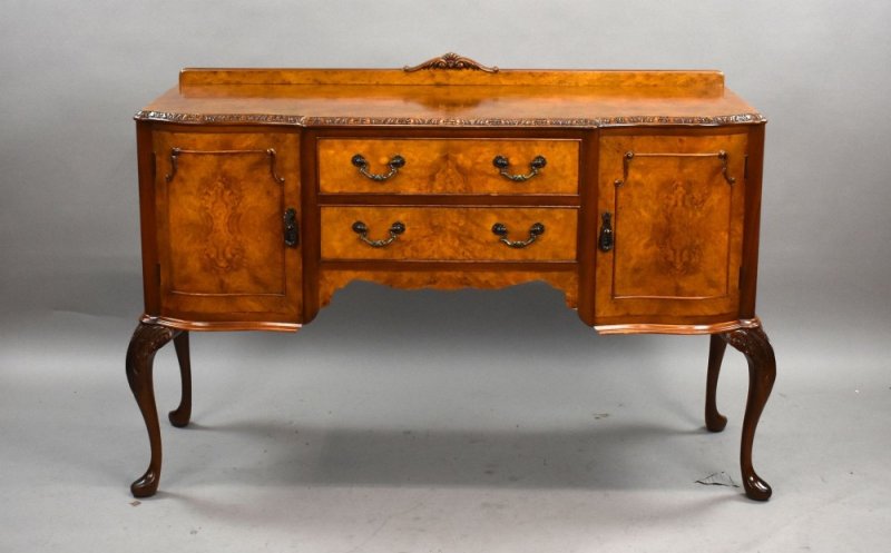 1930s Queen Anne Style Walnut Dining Suite