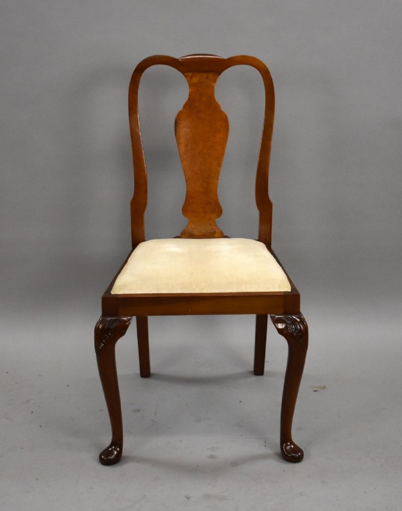 1930s Queen Anne Style Walnut Dining Suite