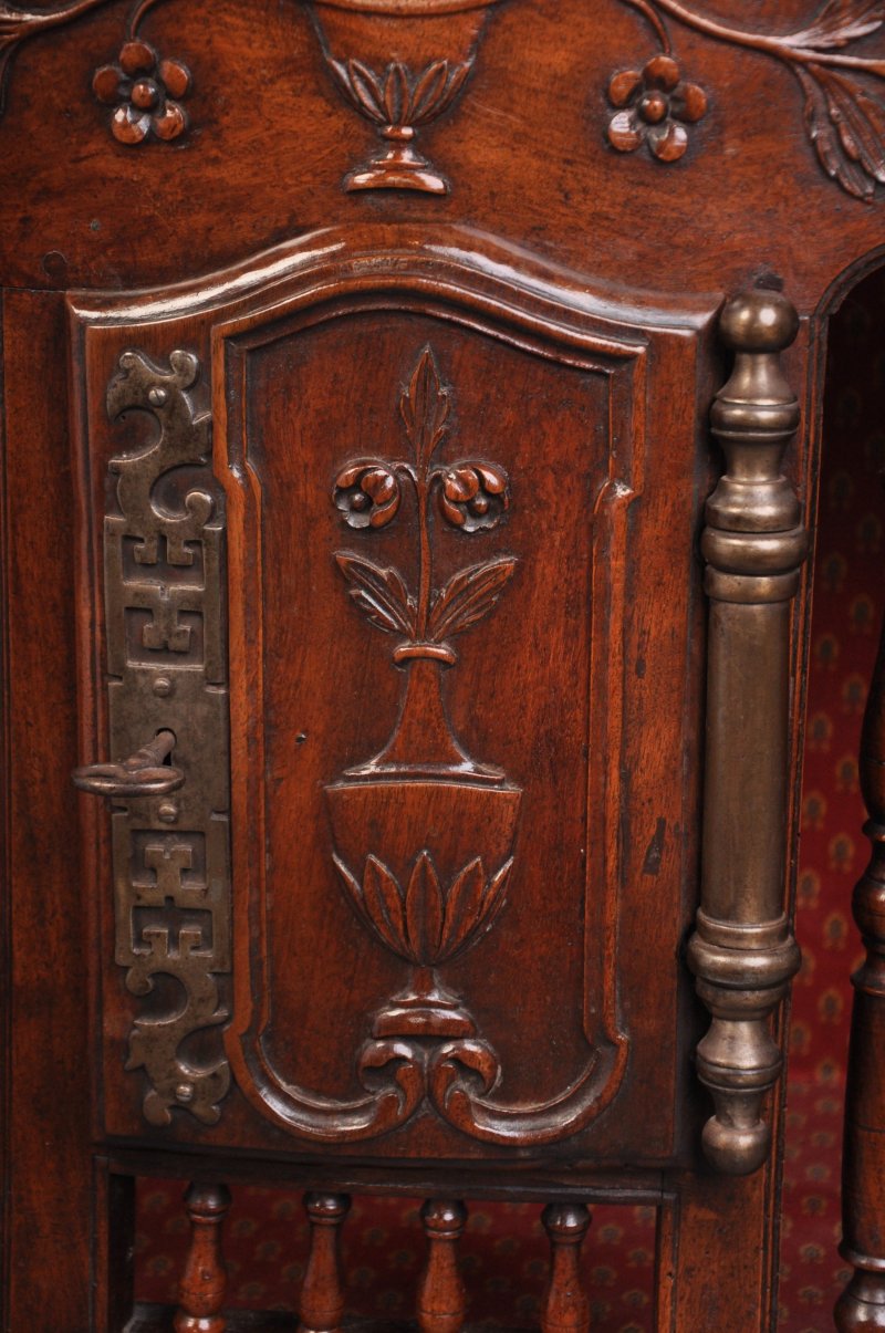 A Fine 18th Century Walnut French Panettiere