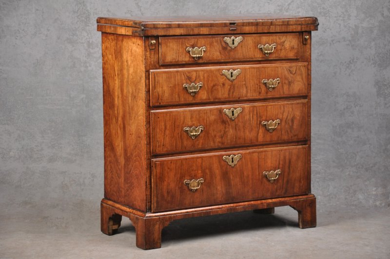 Fine Early 18th Century Walnut Bachelors Chest