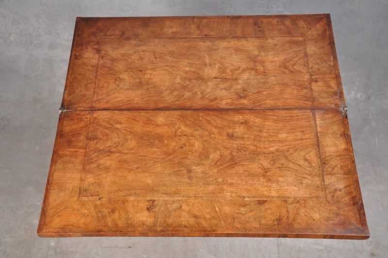 Fine Early 18th Century Walnut Bachelors Chest