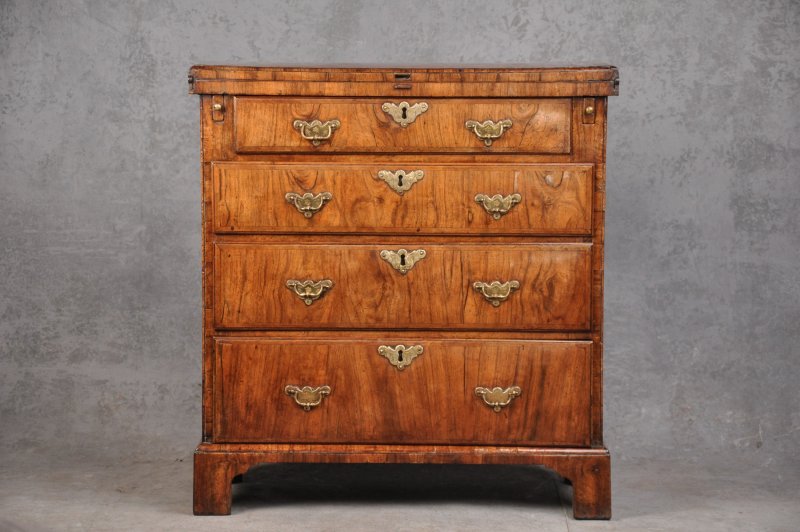 Fine Early 18th Century Walnut Bachelors Chest