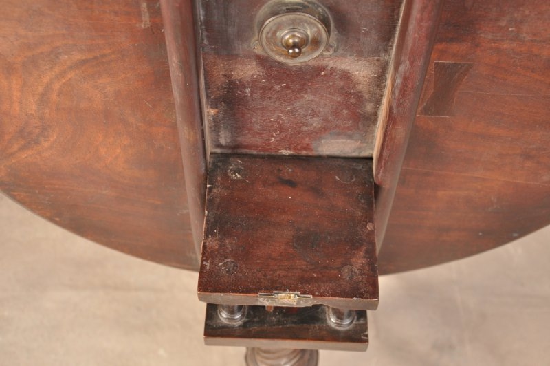 Fine 18th Century Mahogany Chippendale Tripod Table