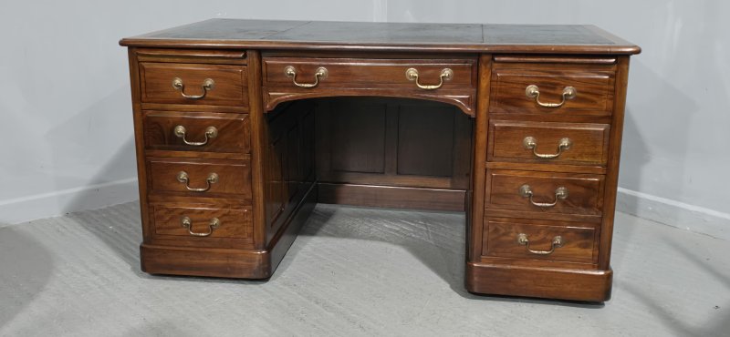Superb Mahogany Pedestal Desk