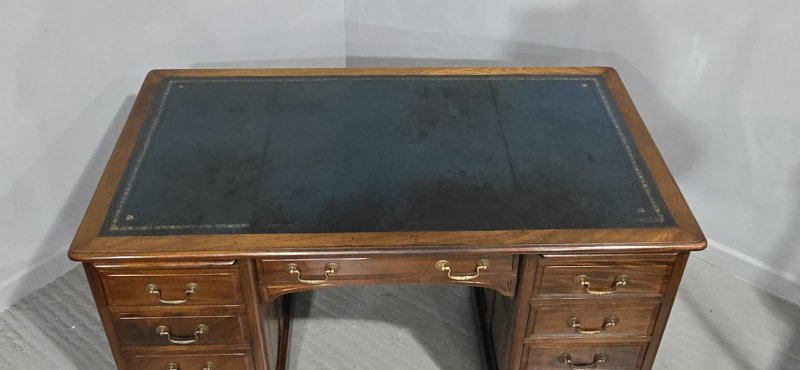 Superb Mahogany Pedestal Desk