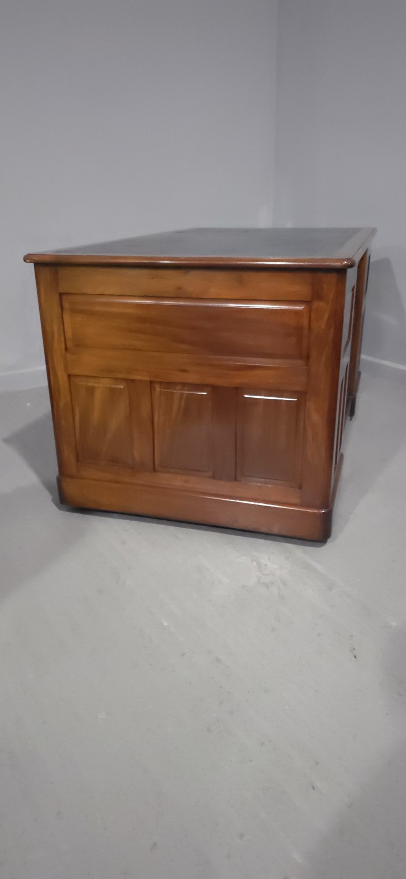 Superb Mahogany Pedestal Desk