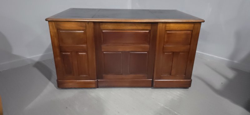 Superb Mahogany Pedestal Desk