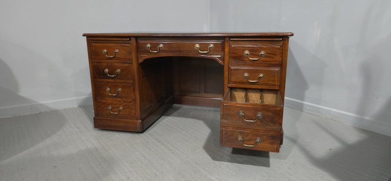 Superb Mahogany Pedestal Desk