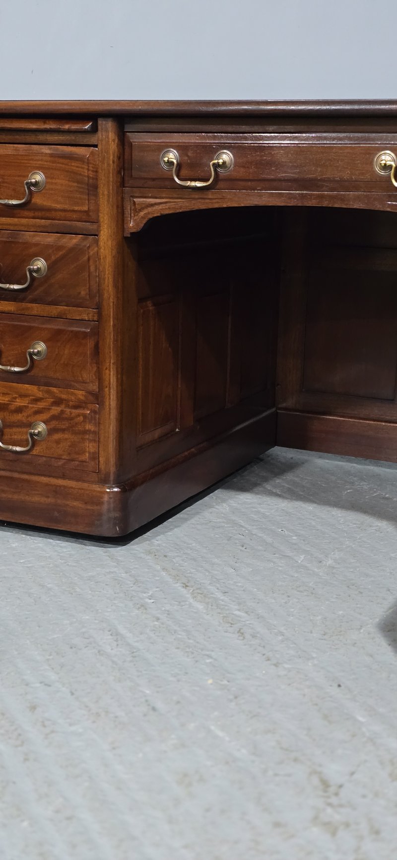 Superb Mahogany Pedestal Desk