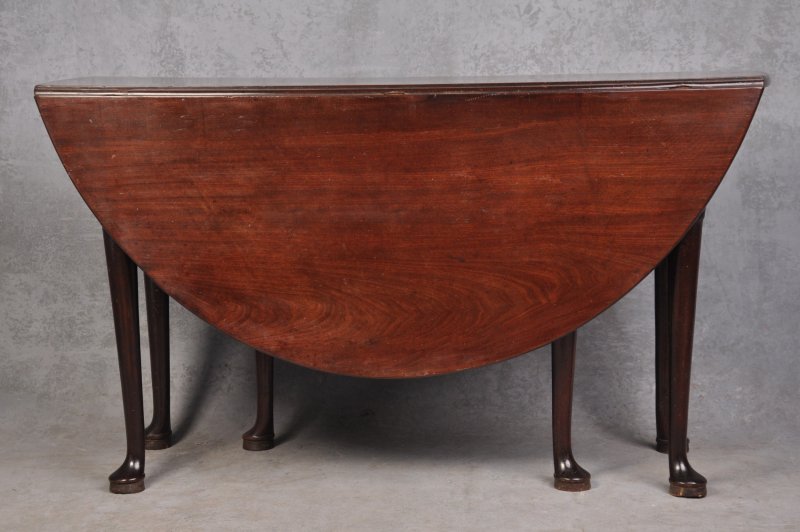 Fine 18th Century Mahogany Gateleg Table