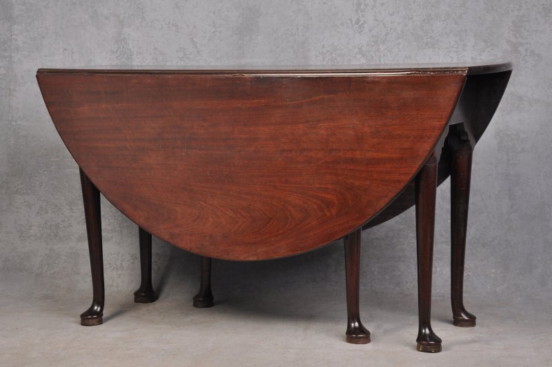 Fine 18th Century Mahogany Gateleg Table