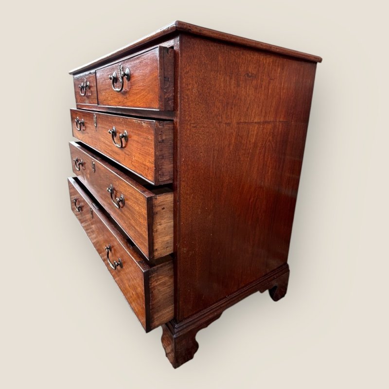 Antique Georgian Mahogany Chest Of 5 Drawers With Brass Handles & Bracket Feet